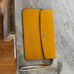 Gucci Leather Wristlet can’t verify the authenticity